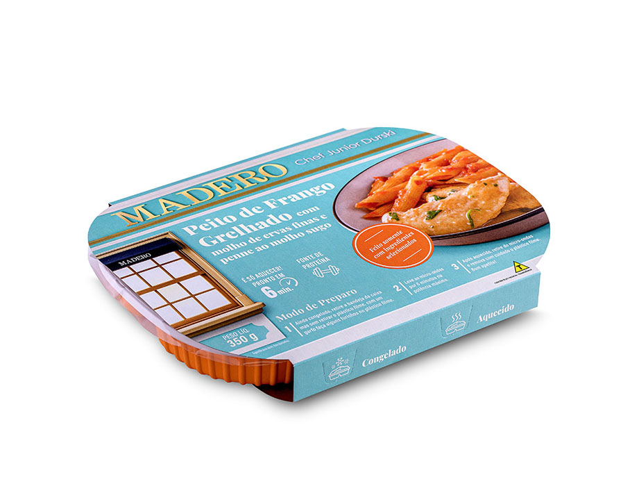 Peito de frango Grelhado com molho de ervas finas e penne ao molho sugo